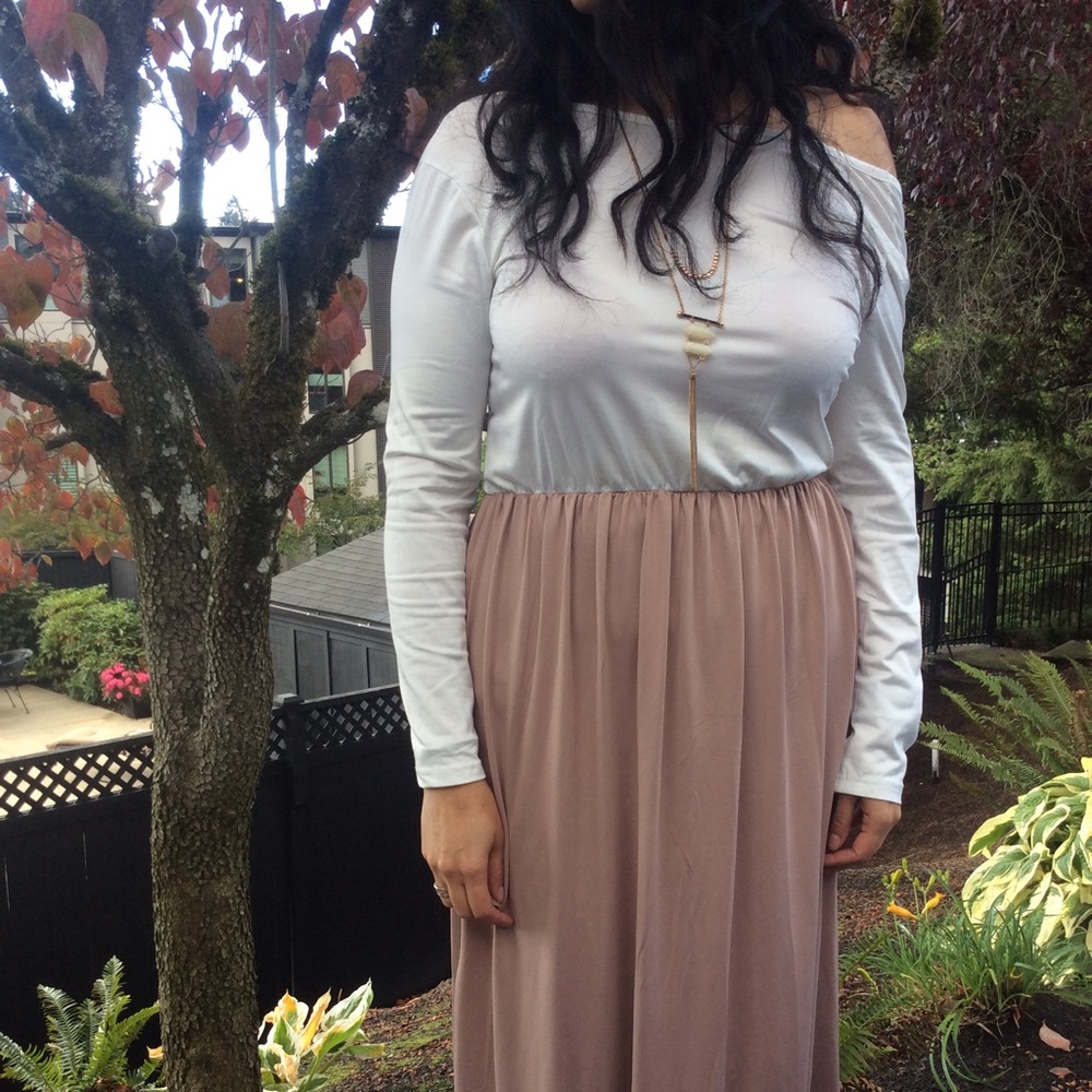 🆕 | Off-the-Shoulder Maxi Dress - Picture 2 of 8